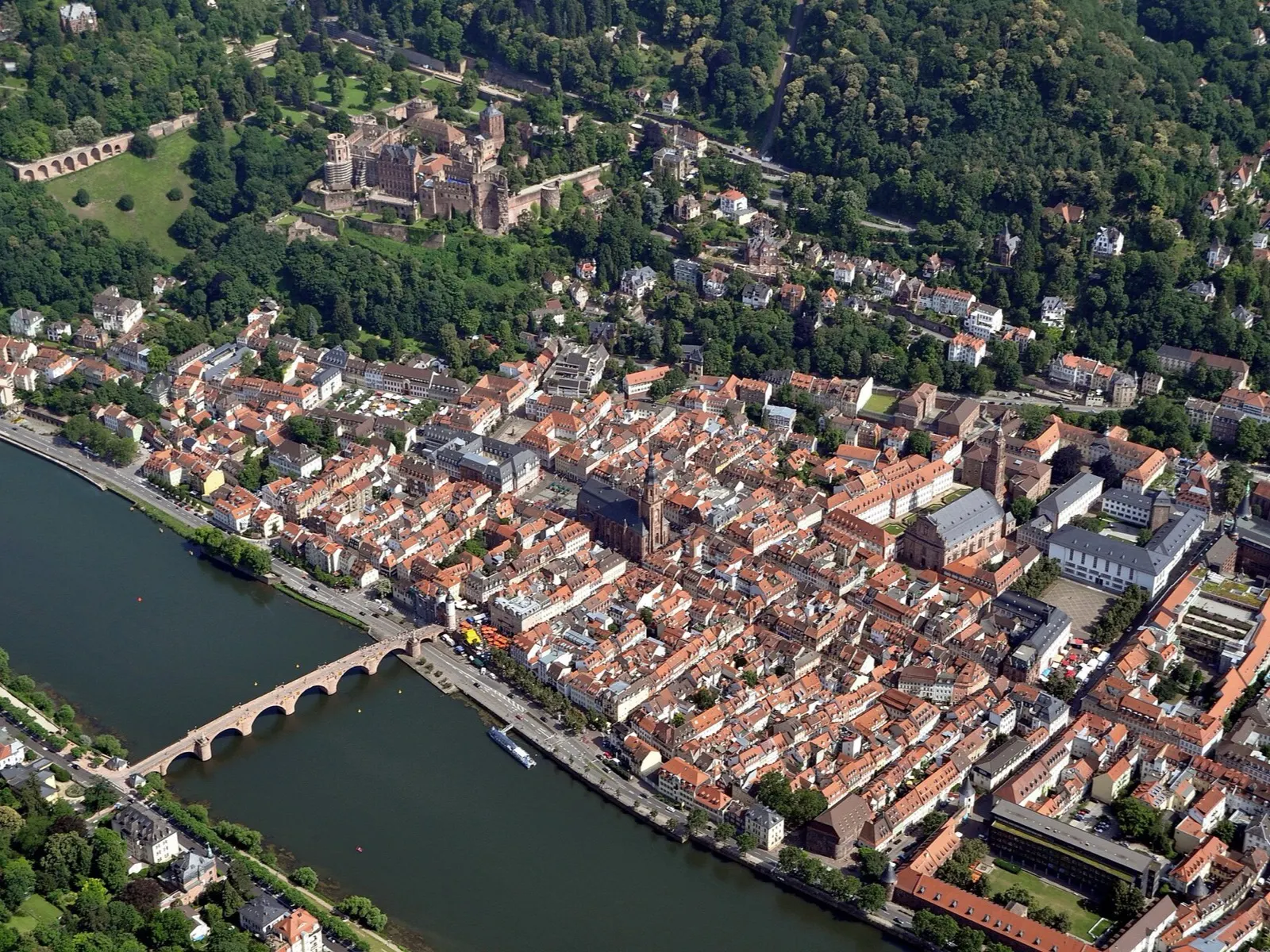 Luftbild der Heidelberger Altstadt mit Schloss und Alter Brücke