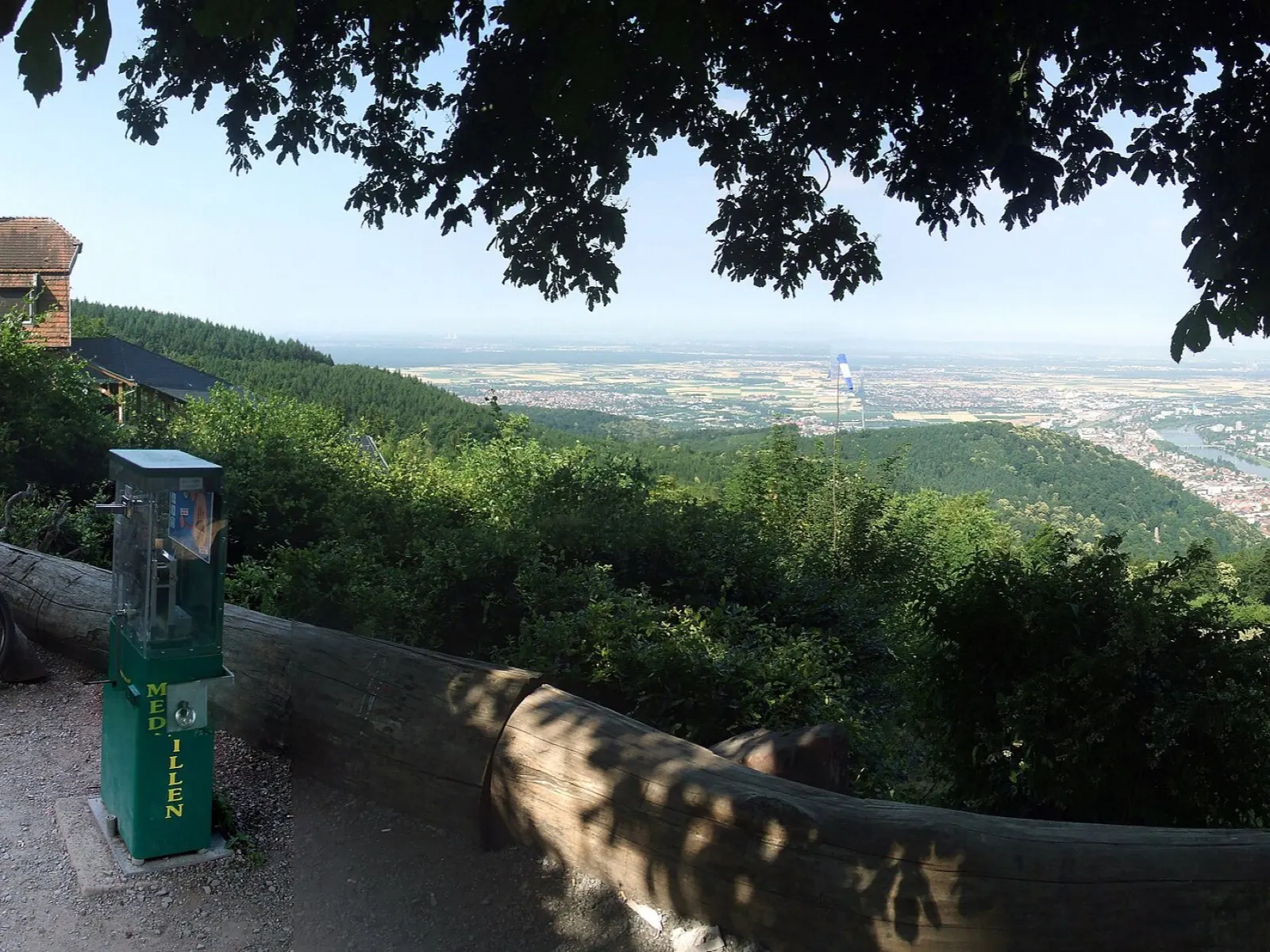 Blick vom Königstuhl über den Gaisberg auf Heidelberg und die Rheinebene