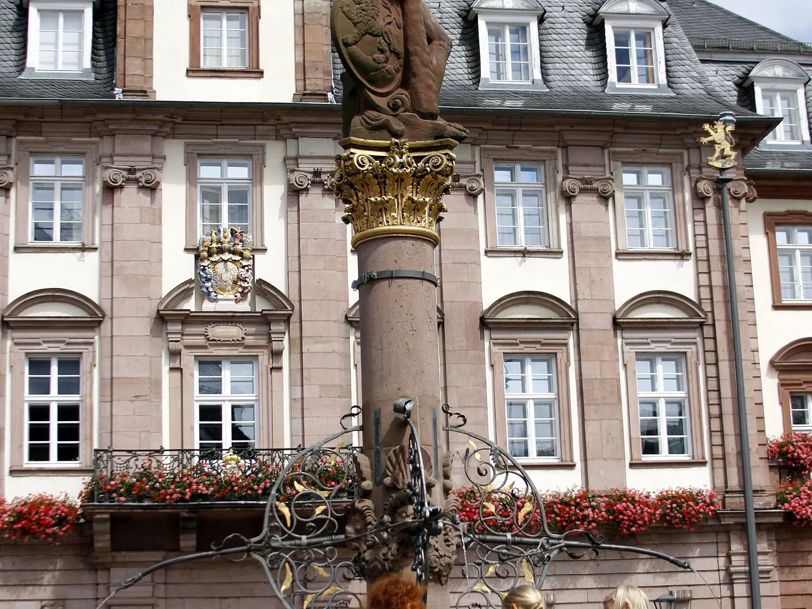 Herkulesbrunnen vor dem Rathaus am Heidelberger Marktplatz