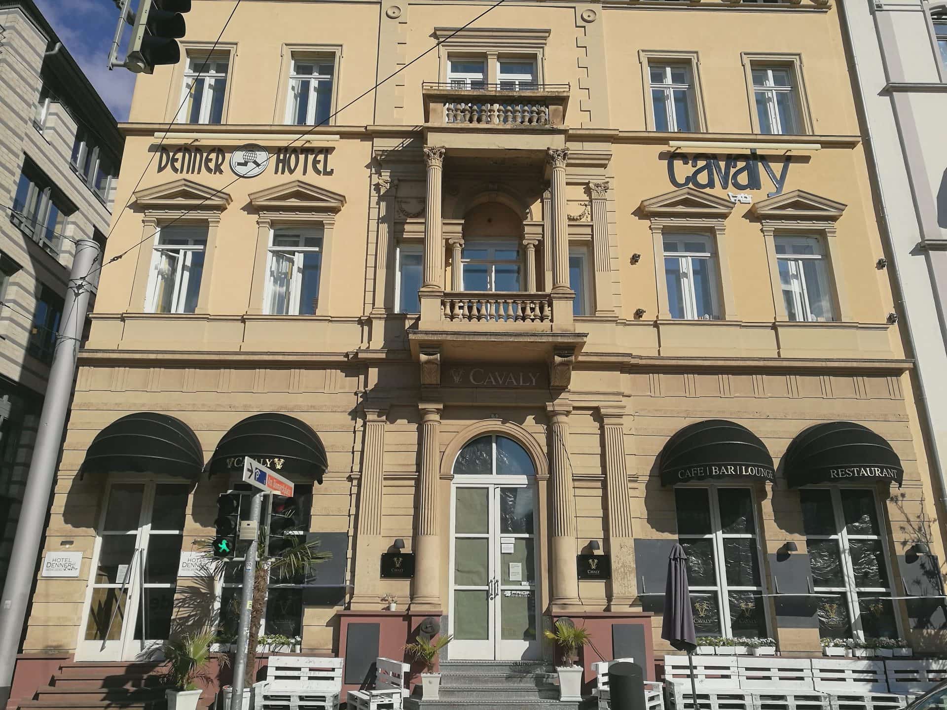 Gebäude des Denner Hotels an der Bergheimer Straße beim Bismarckplatz