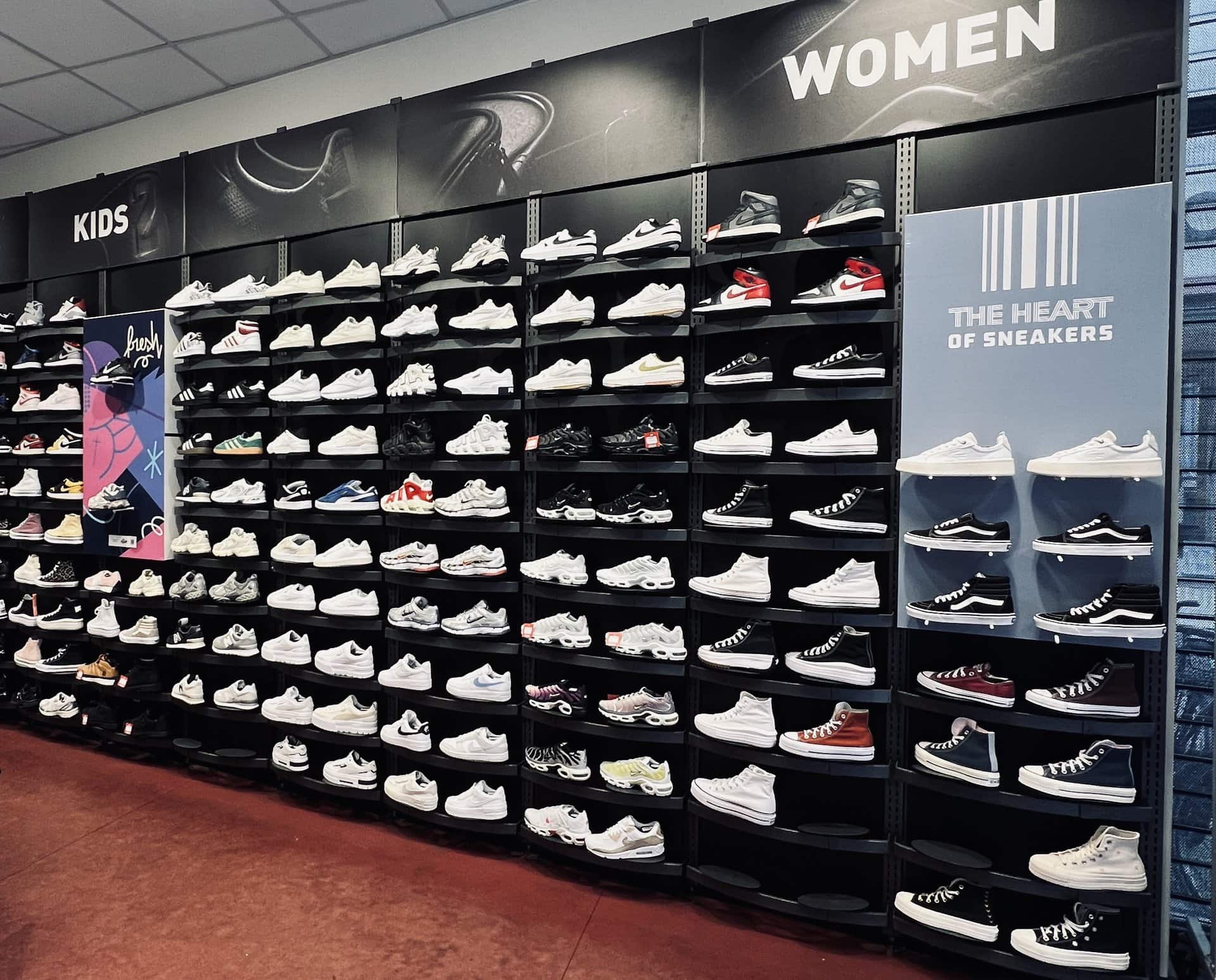 Schuhaußwahl für Frauen im Foot Locker Laden