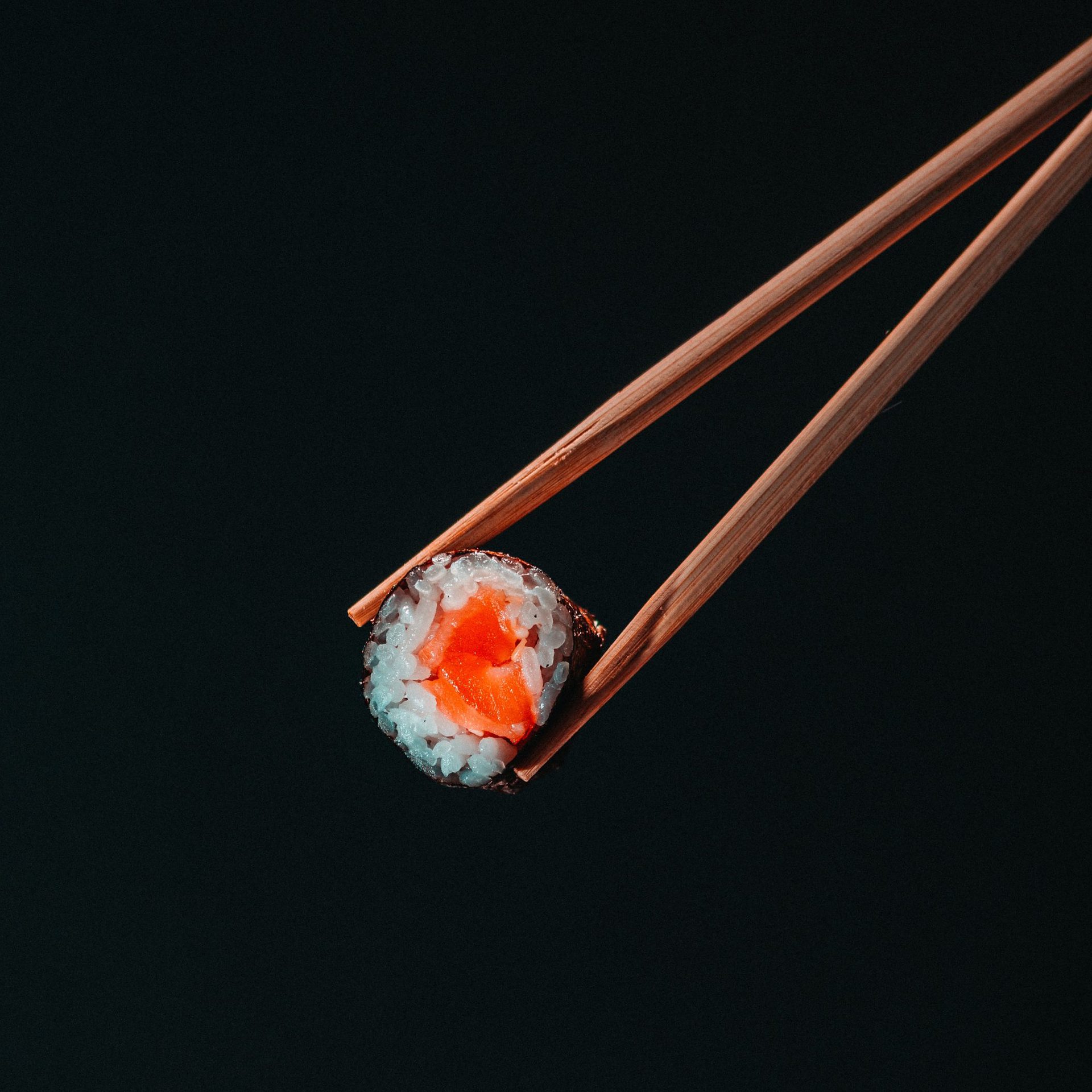 Maki between two chopsticks