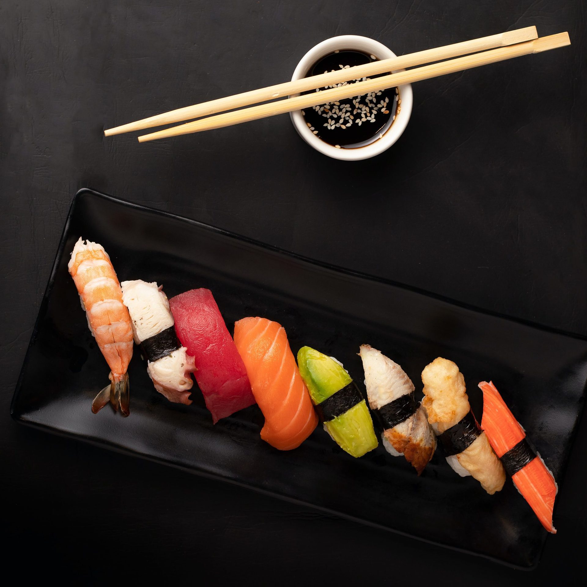 8 pieces of different nigiri on one plate