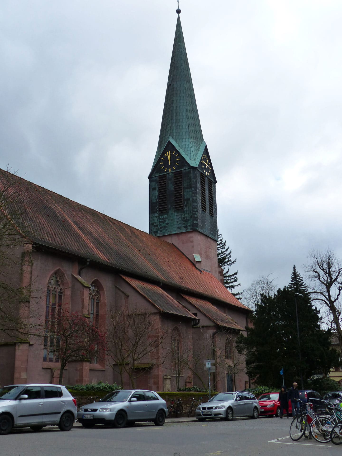 Die Peterskirche in Heidelberg mit ihrem roten Sandsteinturm