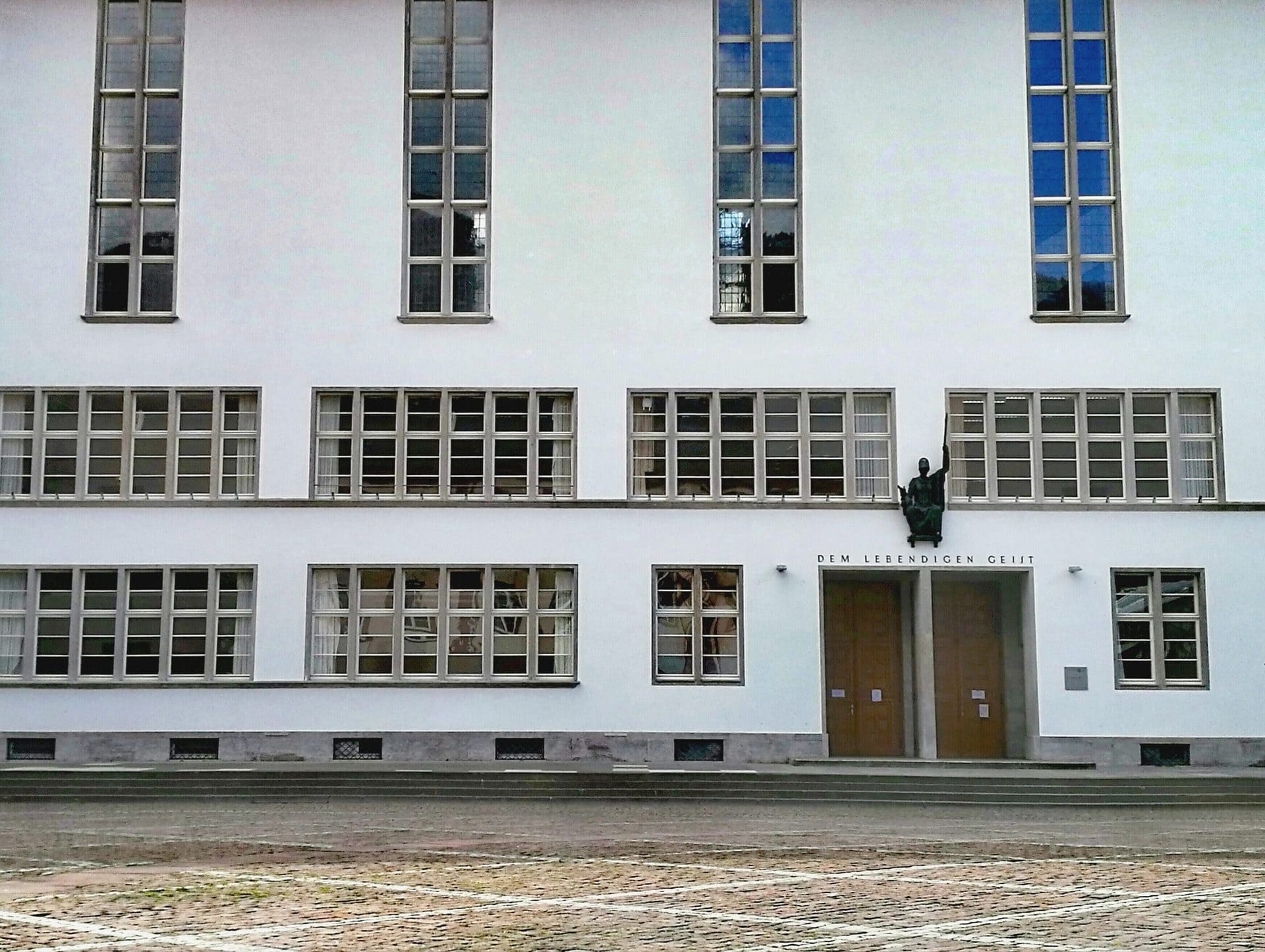 Neue Universität am Universitätsplatz mit der Inschrift „Dem lebendigen Geist“