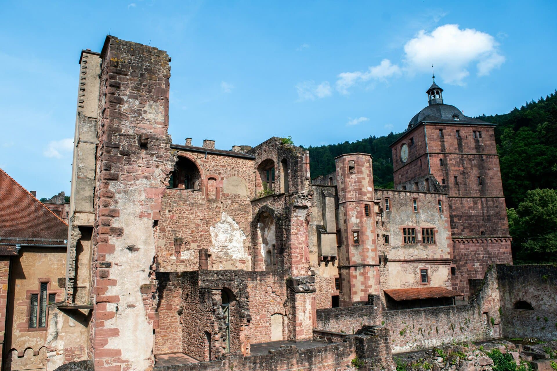 Ruine des Heidelberger Schlosses unter blauem Himmel