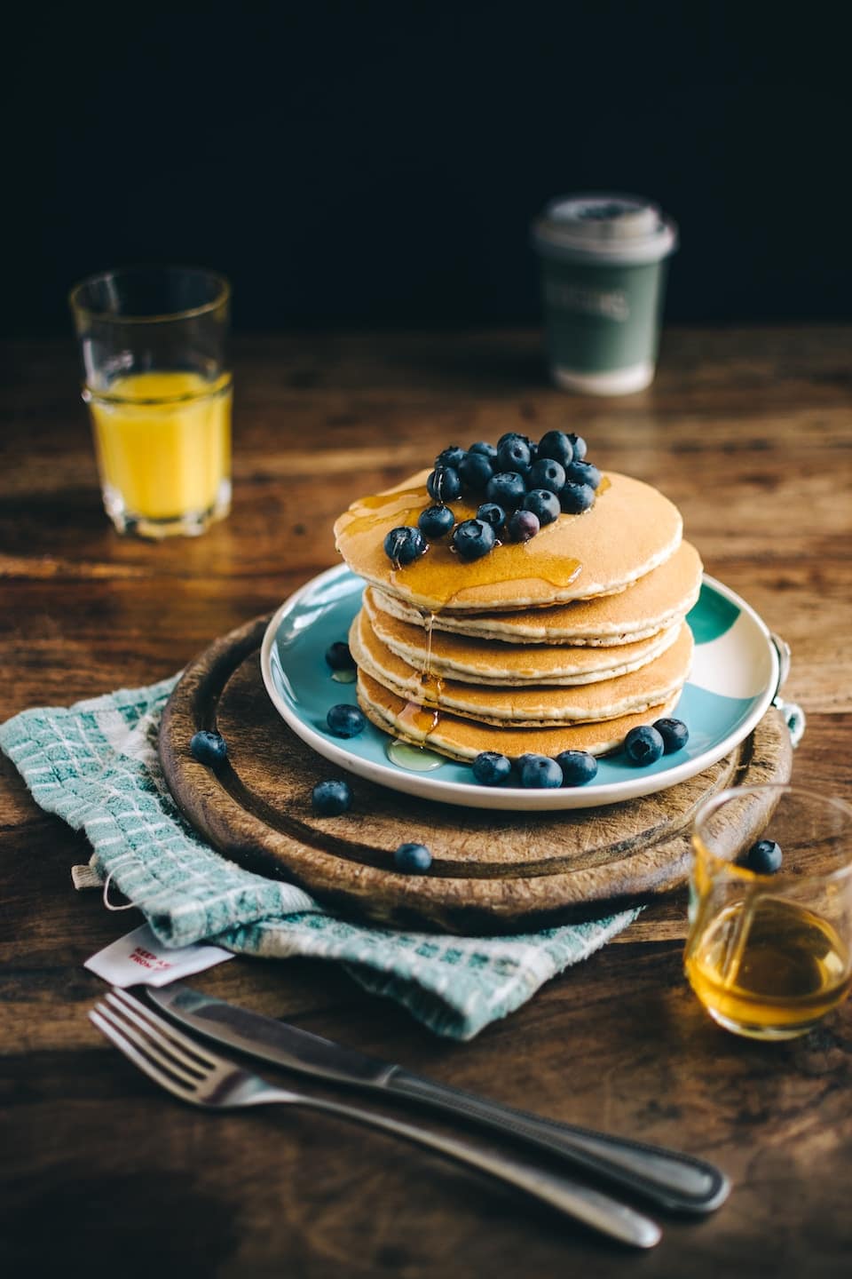 Pancakes mit Heidelbeeren und Orangensaft