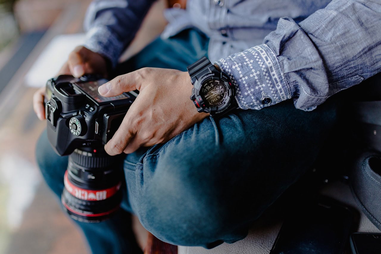 Fotograf mit Spiegelreflexkamera in der Hand