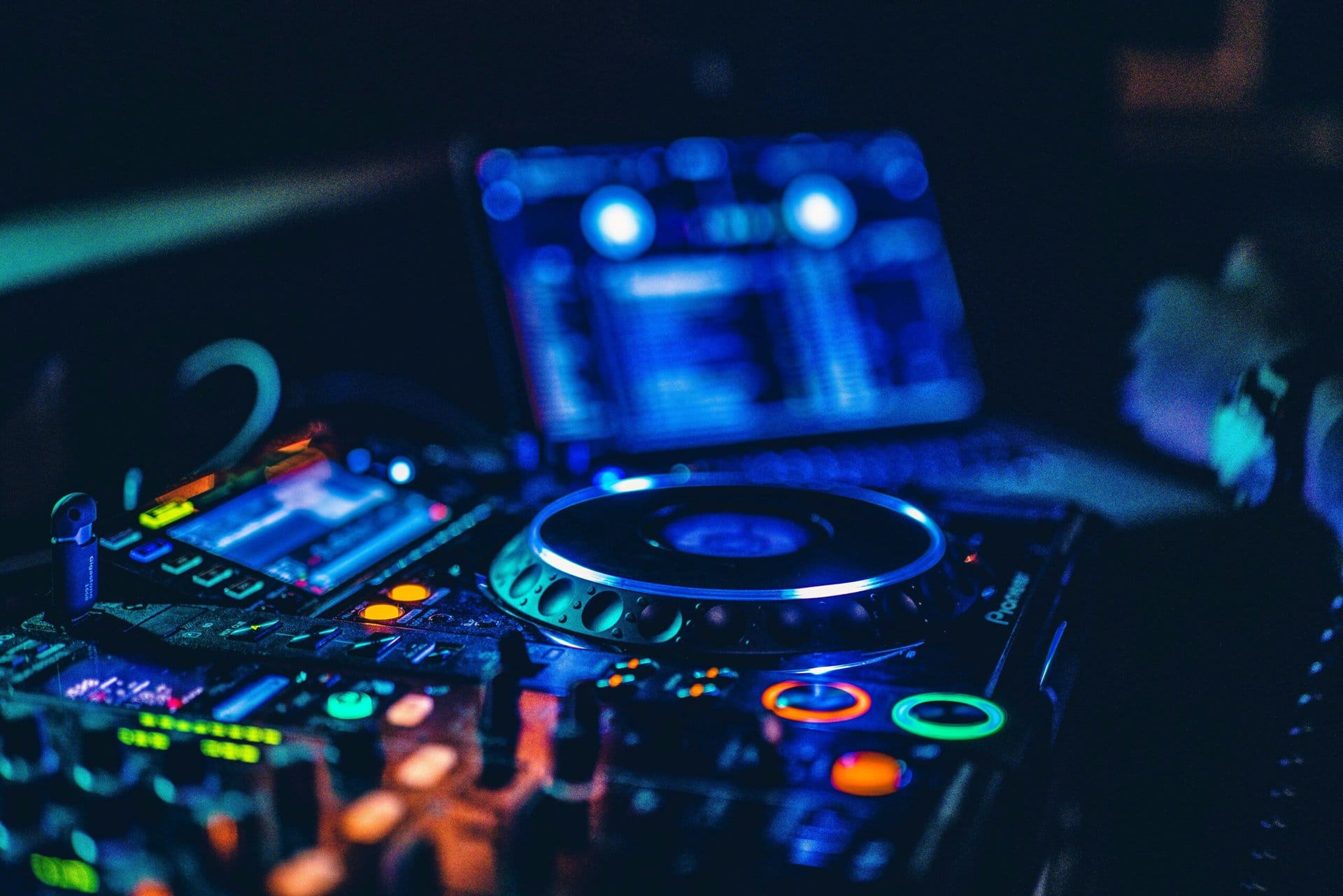 Beleuchtetes DJ-Pult mit Controller