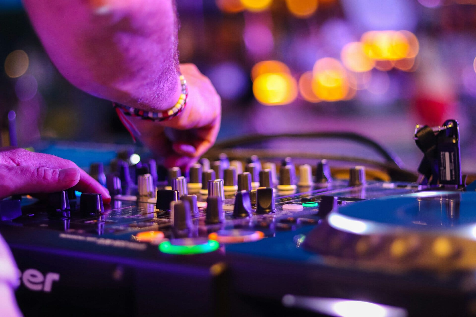 DJ am Mischpult