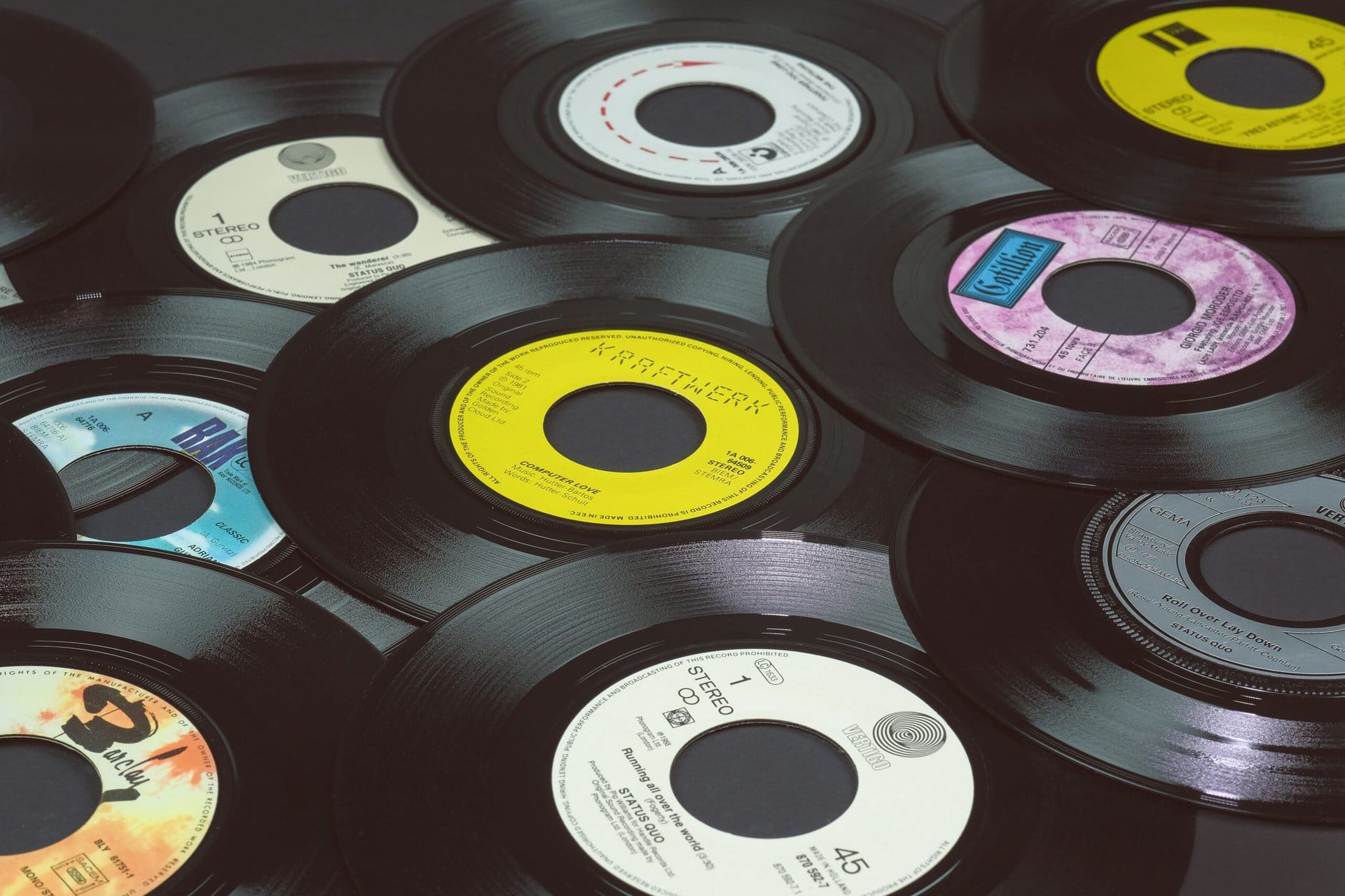 Schallplatten übereinander