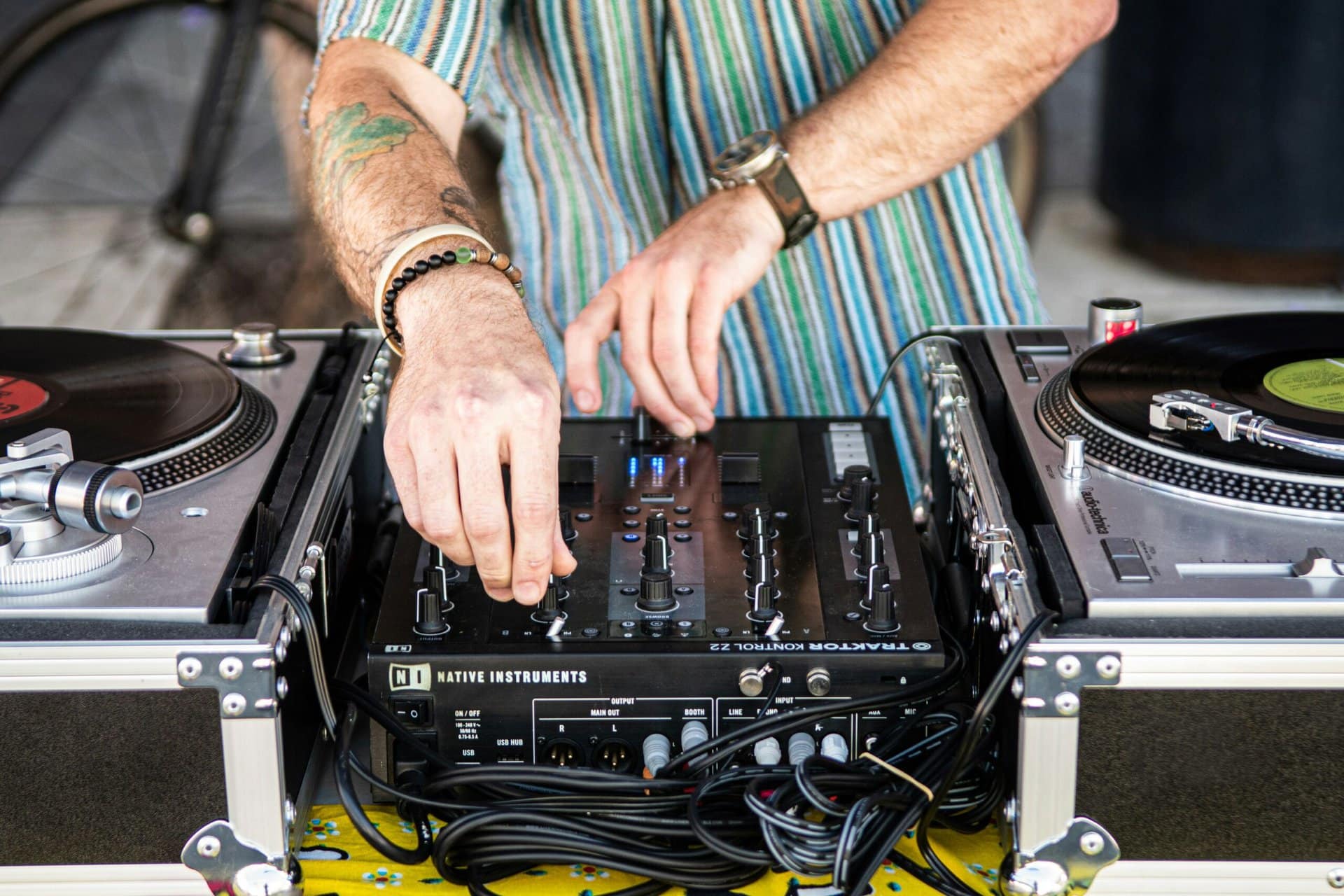 DJ an zwei Plattenspielern und Mixer