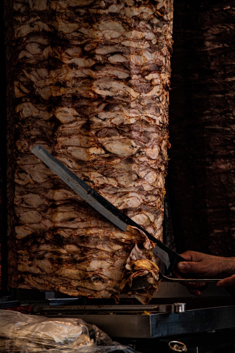 Dönerfleisch am Drehspieß wird abgeschnitten