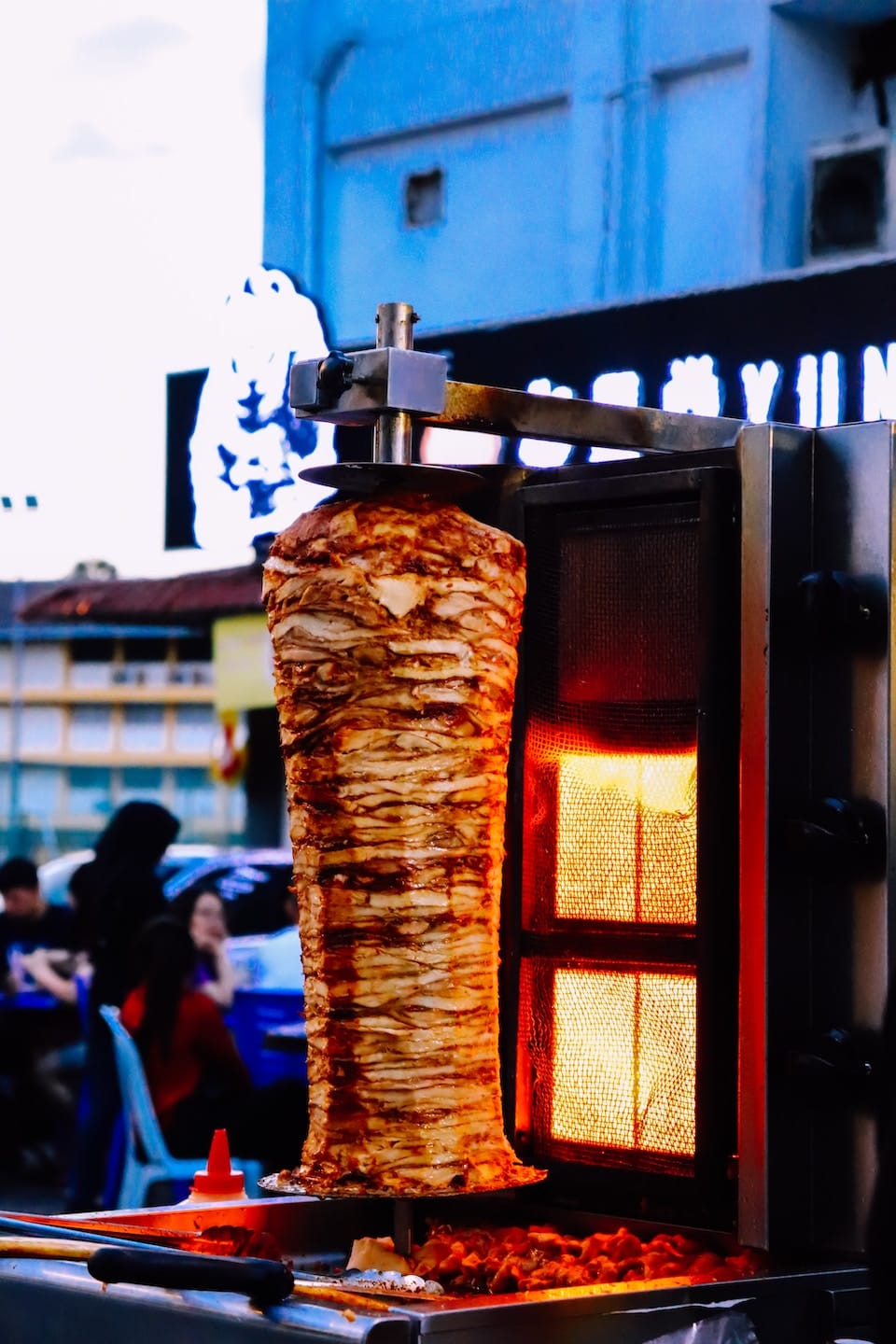 Dönerspieß am Grill eines Imbisses