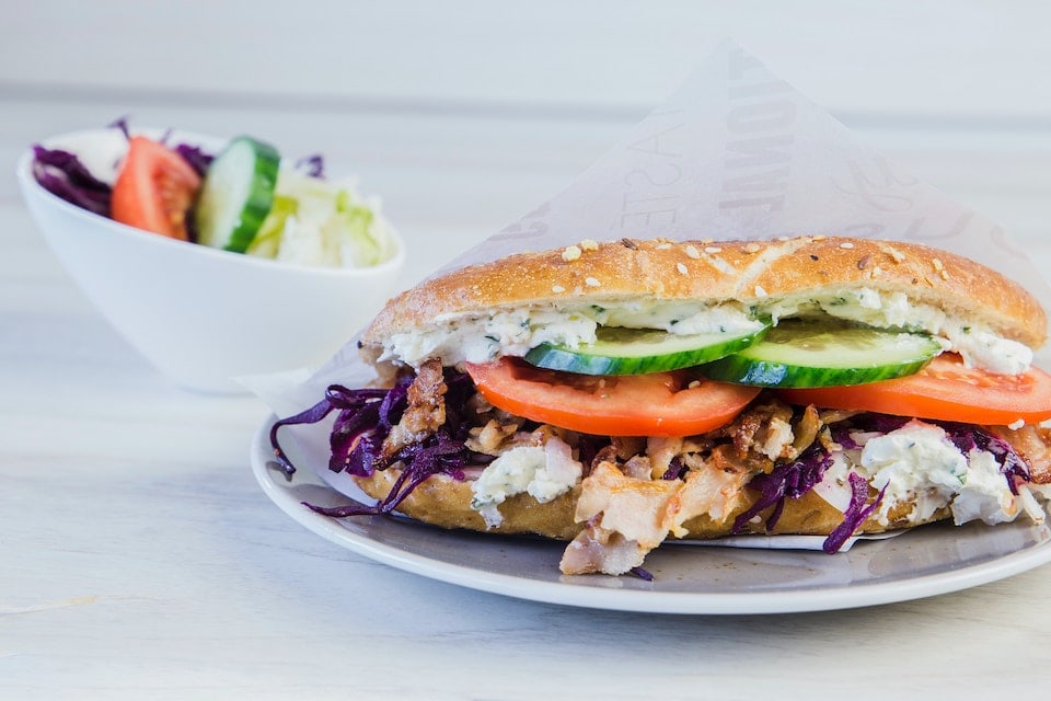 Döner im Fladenbrot mit Salat, Tomaten und Soße