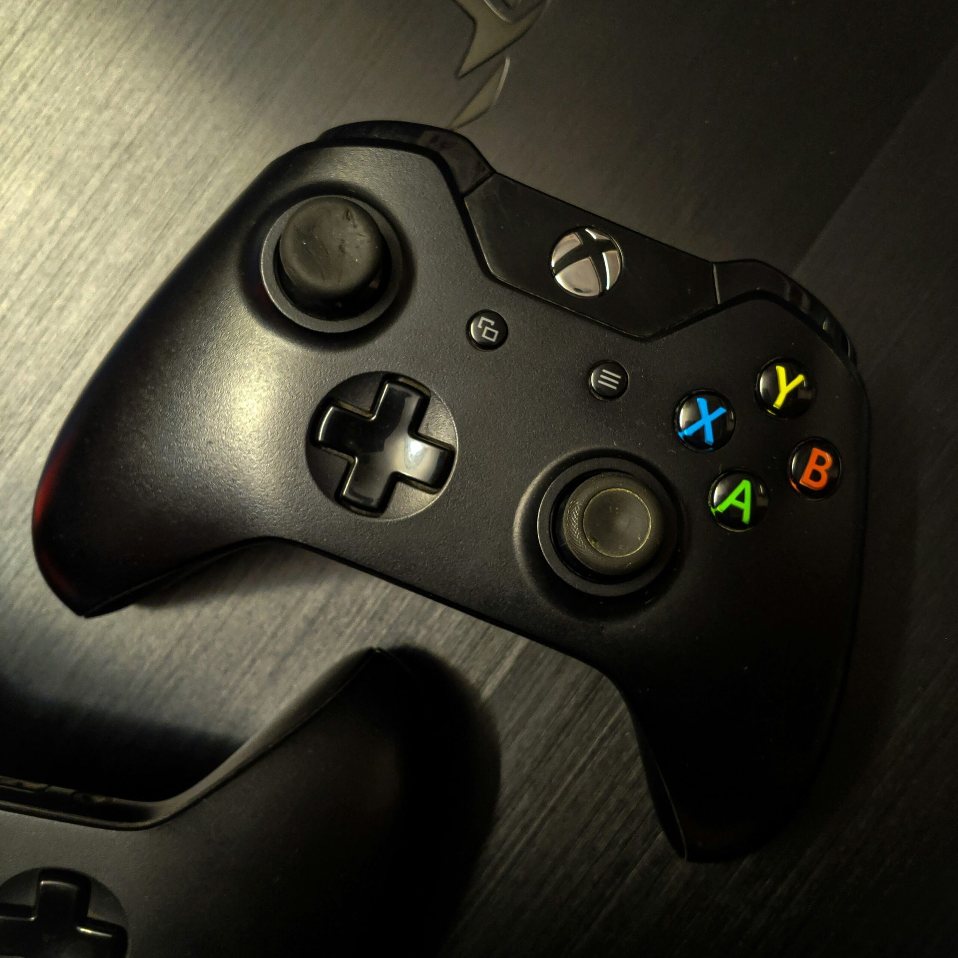 Xbox-Controller auf einem dunklen Tisch