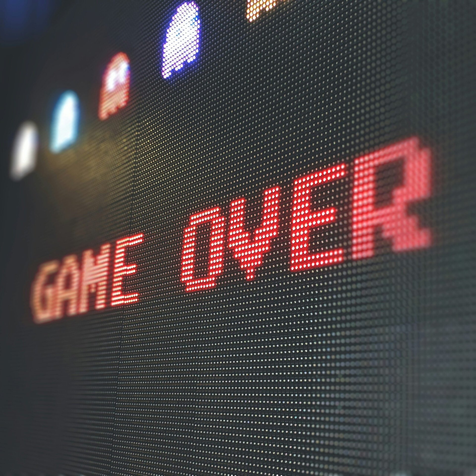 Leuchtschrift „Game Over“ auf einem LED-Display