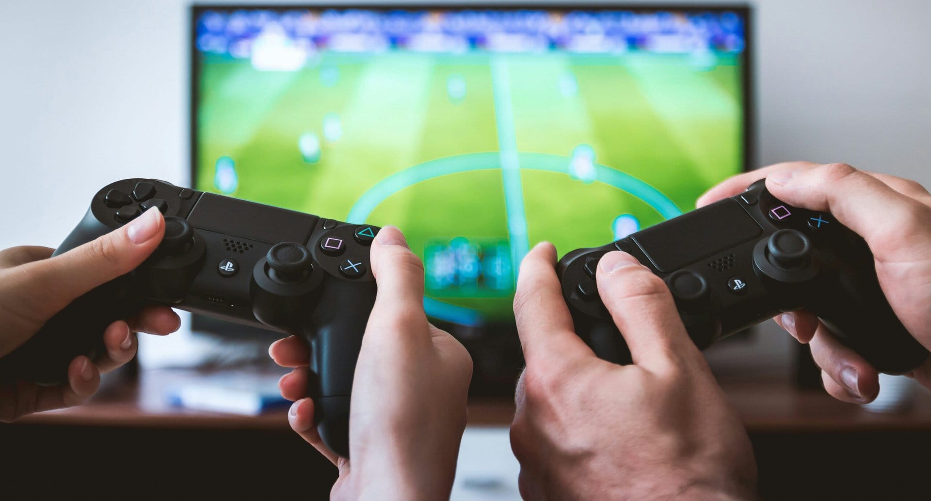 Zwei Personen spielen ein Fußballspiel an der Spielkonsole