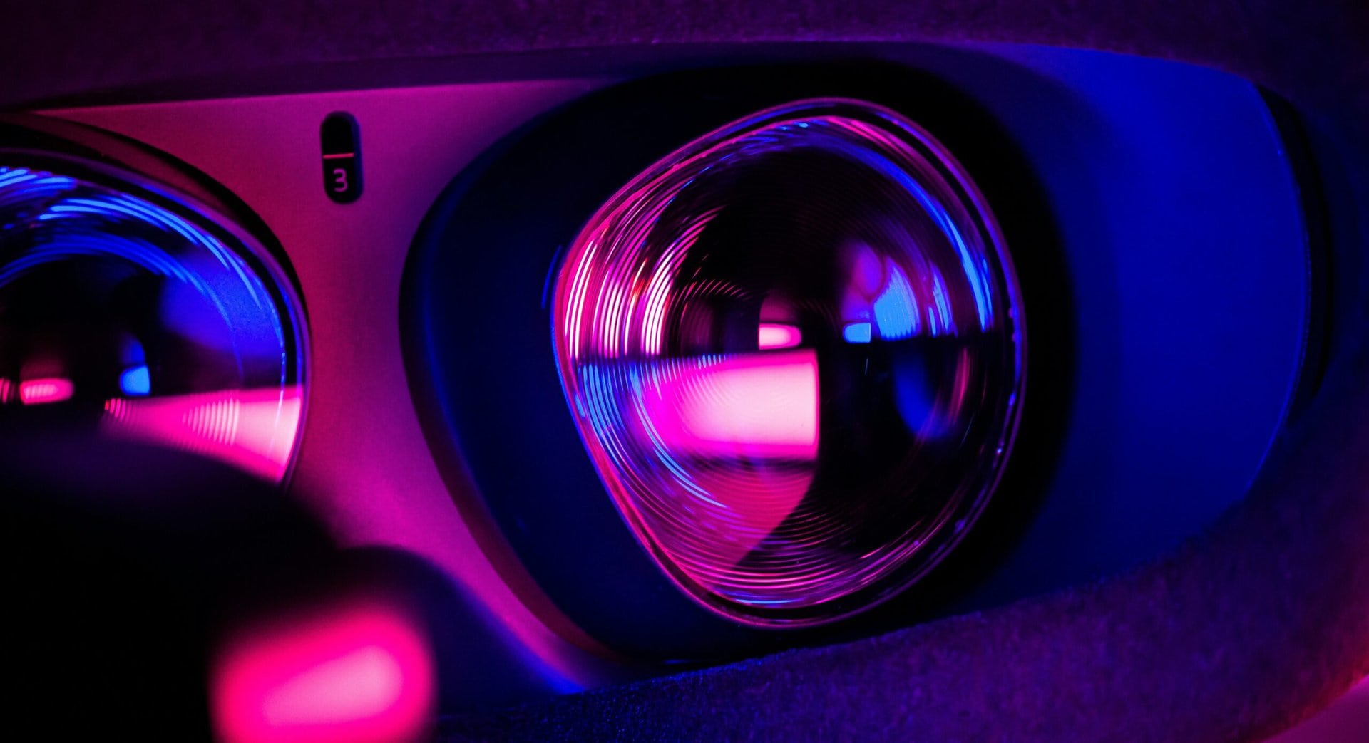 Linsen einer VR-Brille in violettem Licht