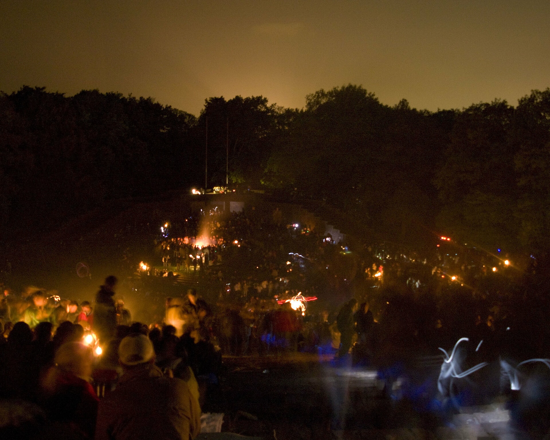 Thingstätte Heidelberg zur Walpurgisnacht mit Besuchern