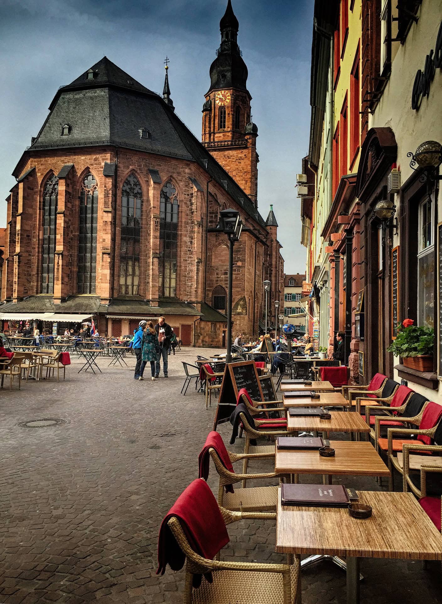 Heiliggeistkirche mit Außengastronomie in der Heidelberger Altstadt