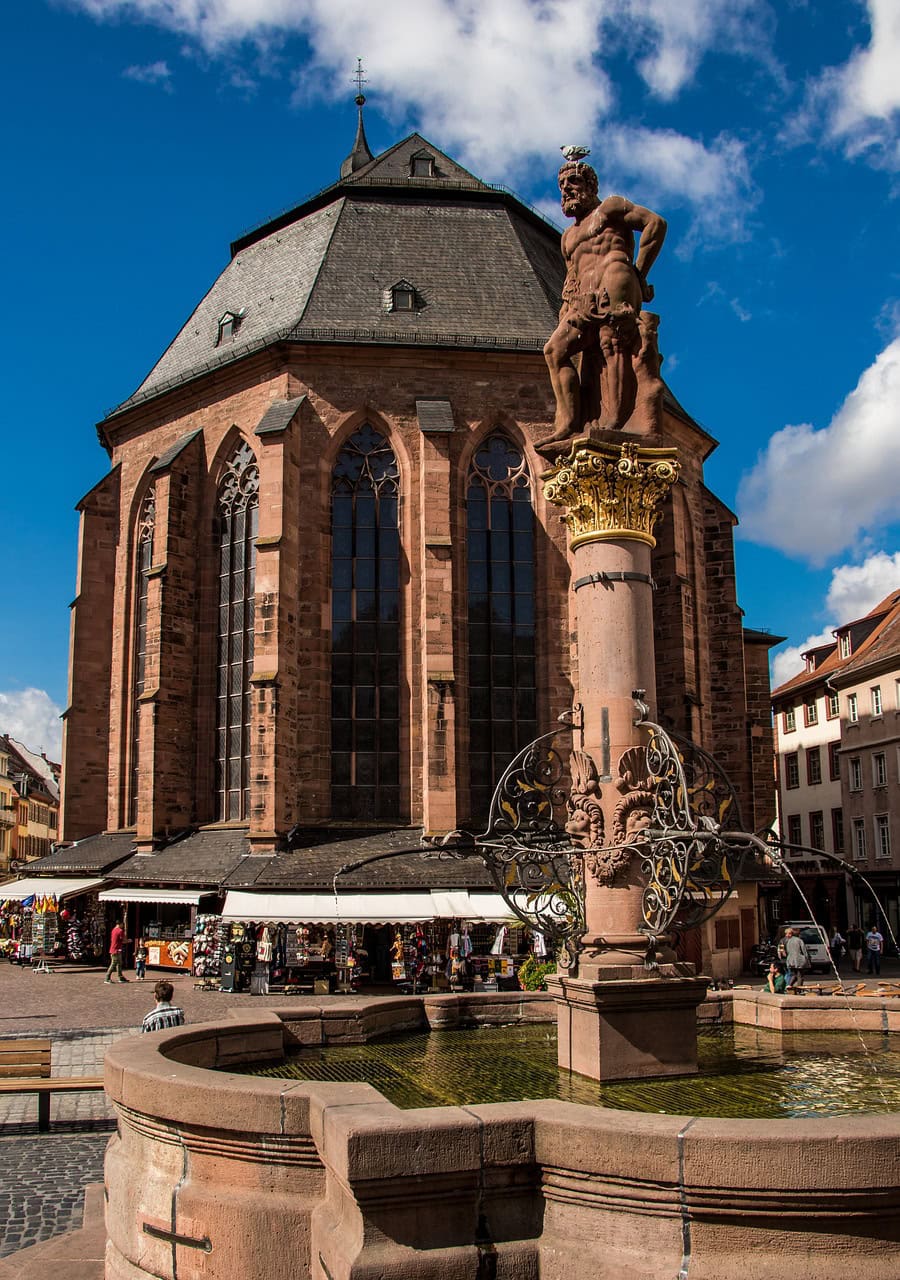 Heiliggeistkirche und Herkulesbrunnen auf dem Heidelberger Marktplatz