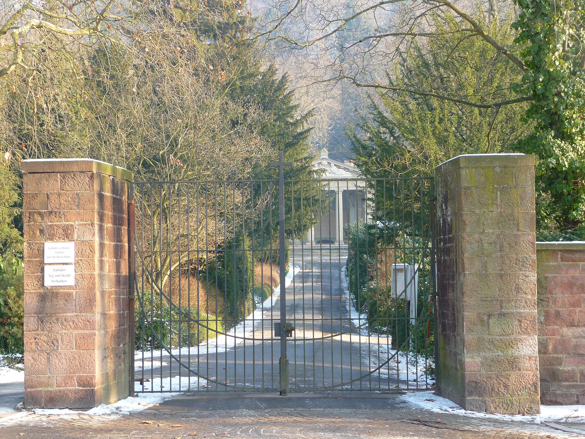 Main entrance of Heidelberg's Bergfriedhof