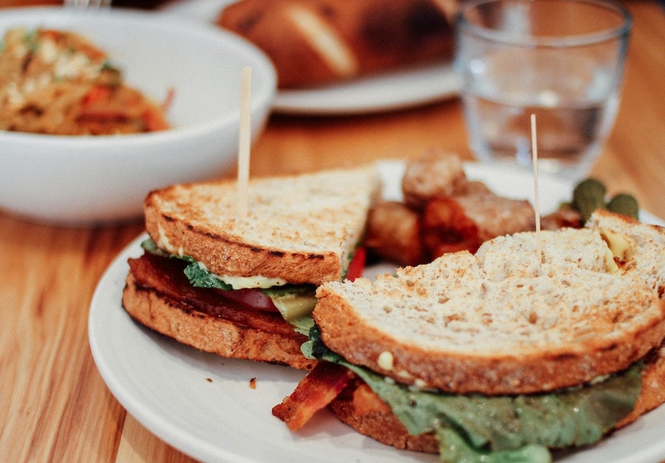 Sandwich mit Salat und Bacon auf einem Teller