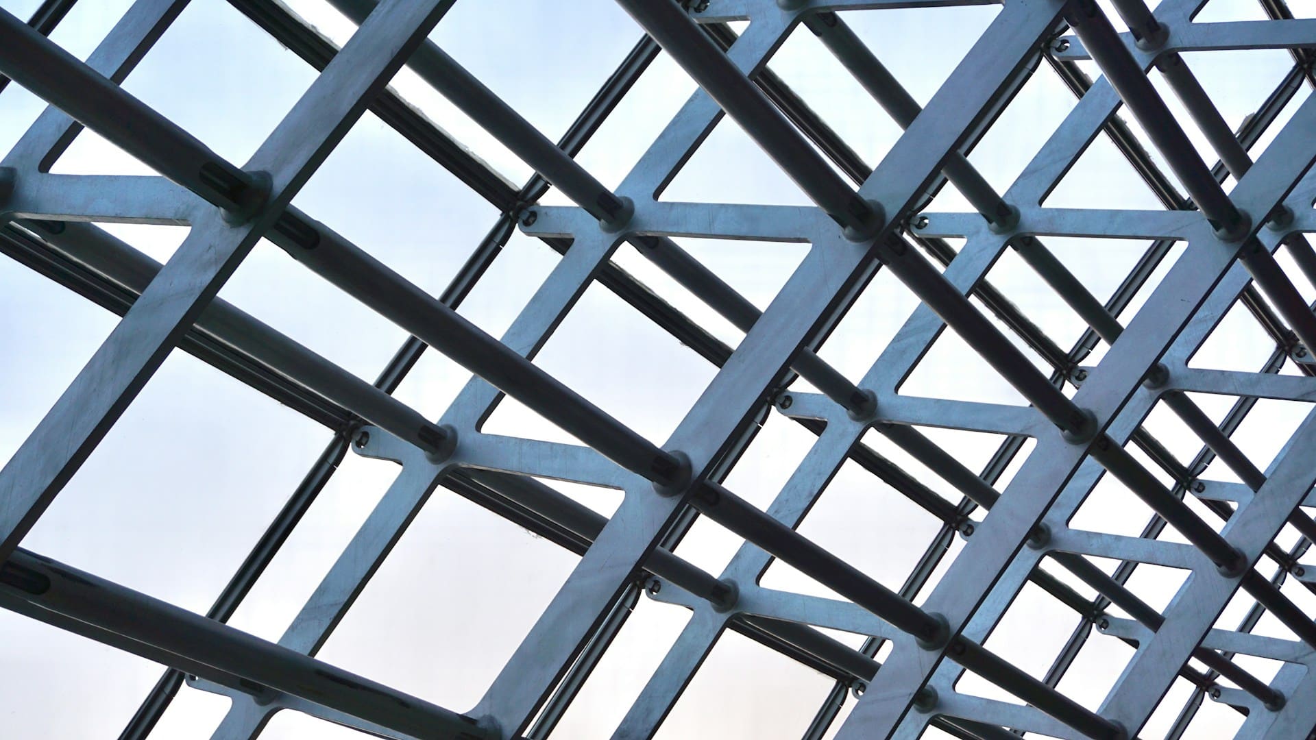 Metallkonstruktion vor Himmel
