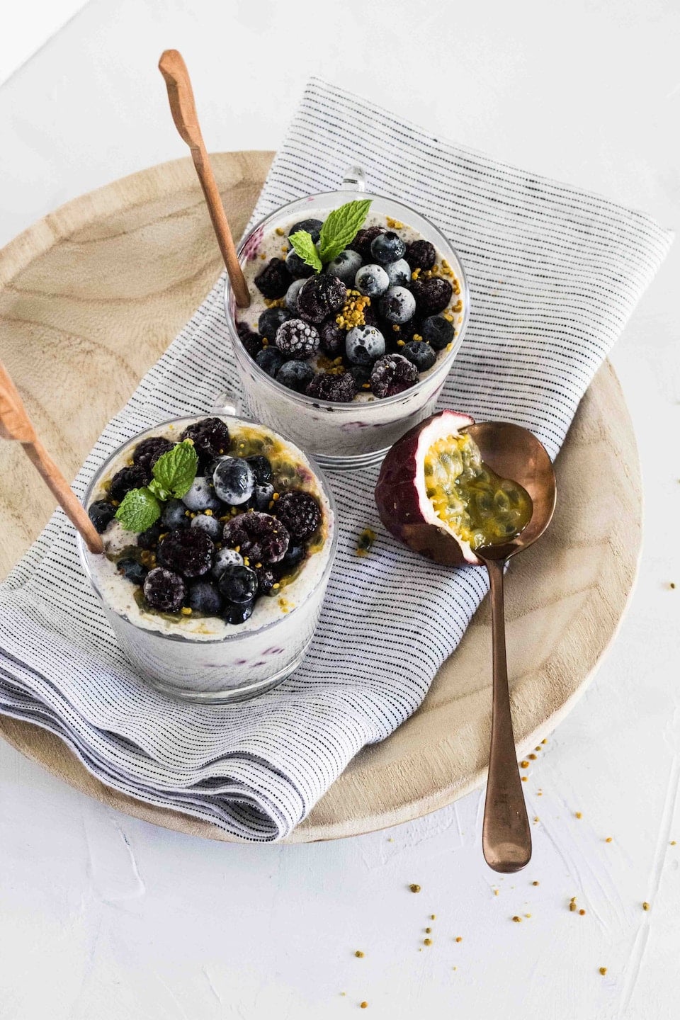 Joghurt mit Heidelbeeren und Maracuja in Gläsern