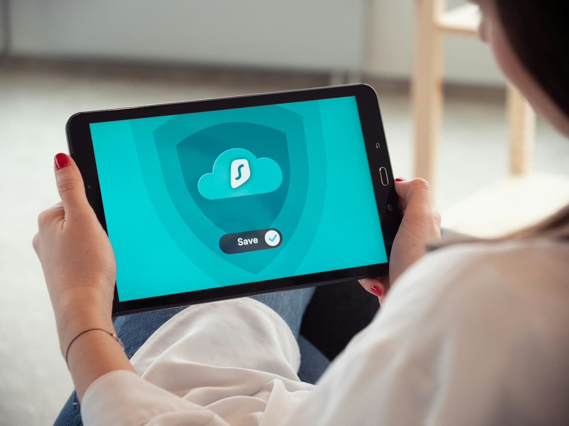 Person hält ein Tablet mit Sicherheits-App