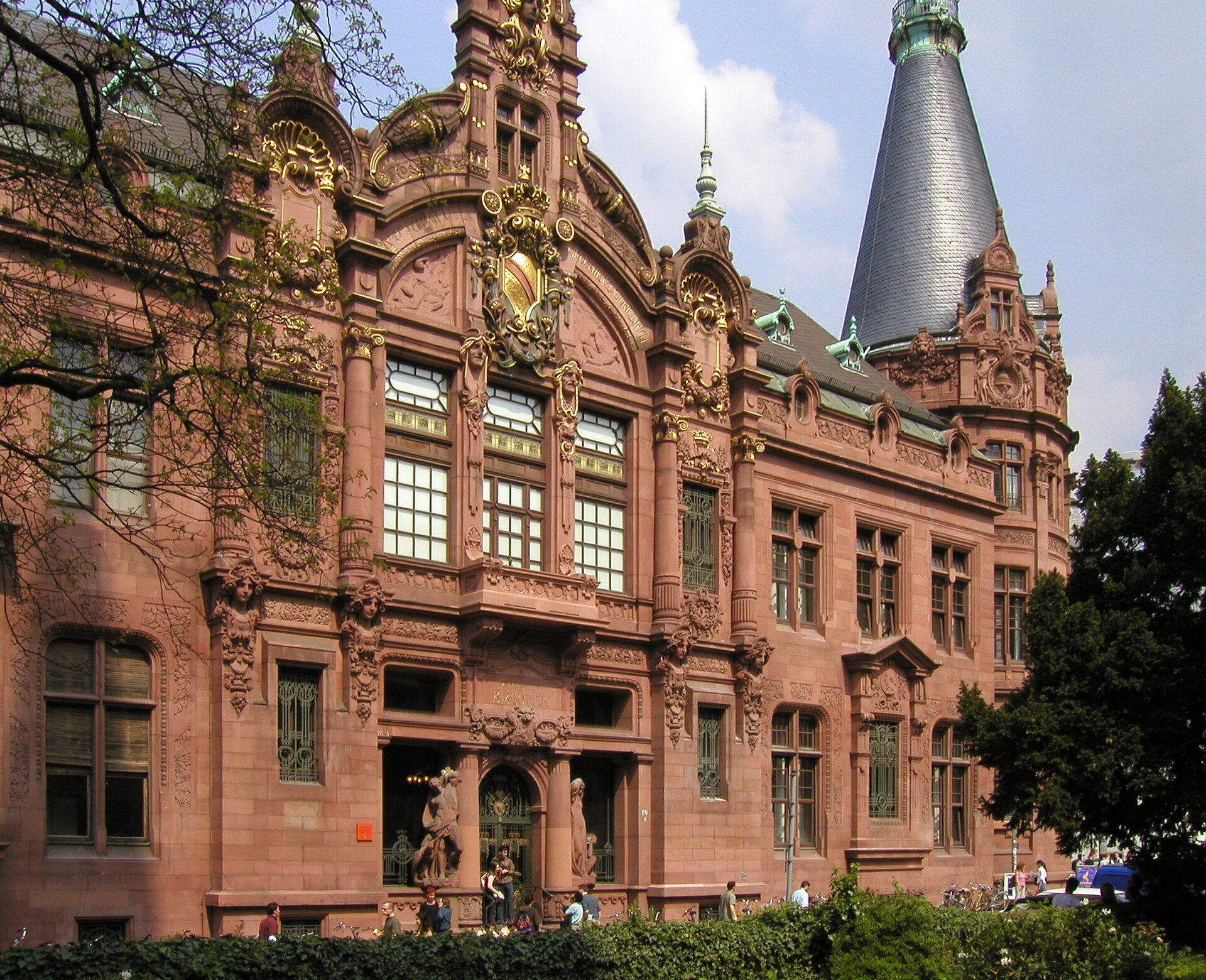 Die Universitätsbibliothek Heidelberg mit roter Sandsteinfassade im Jugendstil