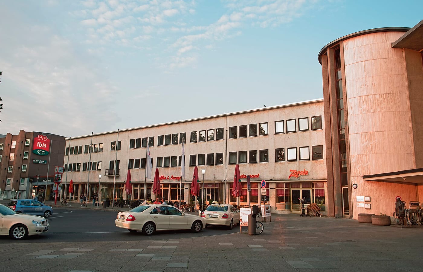 Vorplatz des Heidelberger Hauptbahnhofs am frühen Morgen mit wartenden Taxis