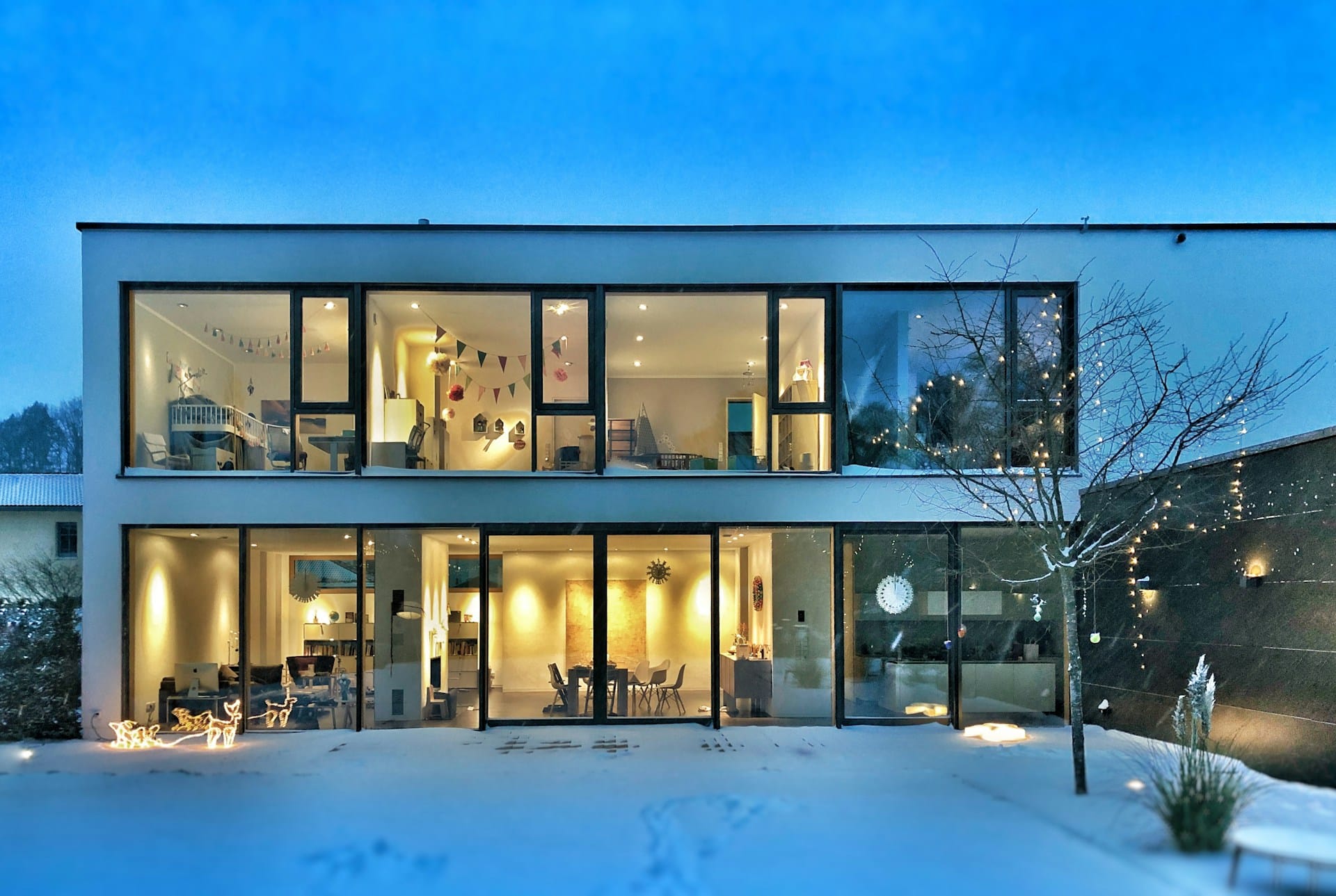 Modernes Haus mit großen Fensterfronten im Schnee
